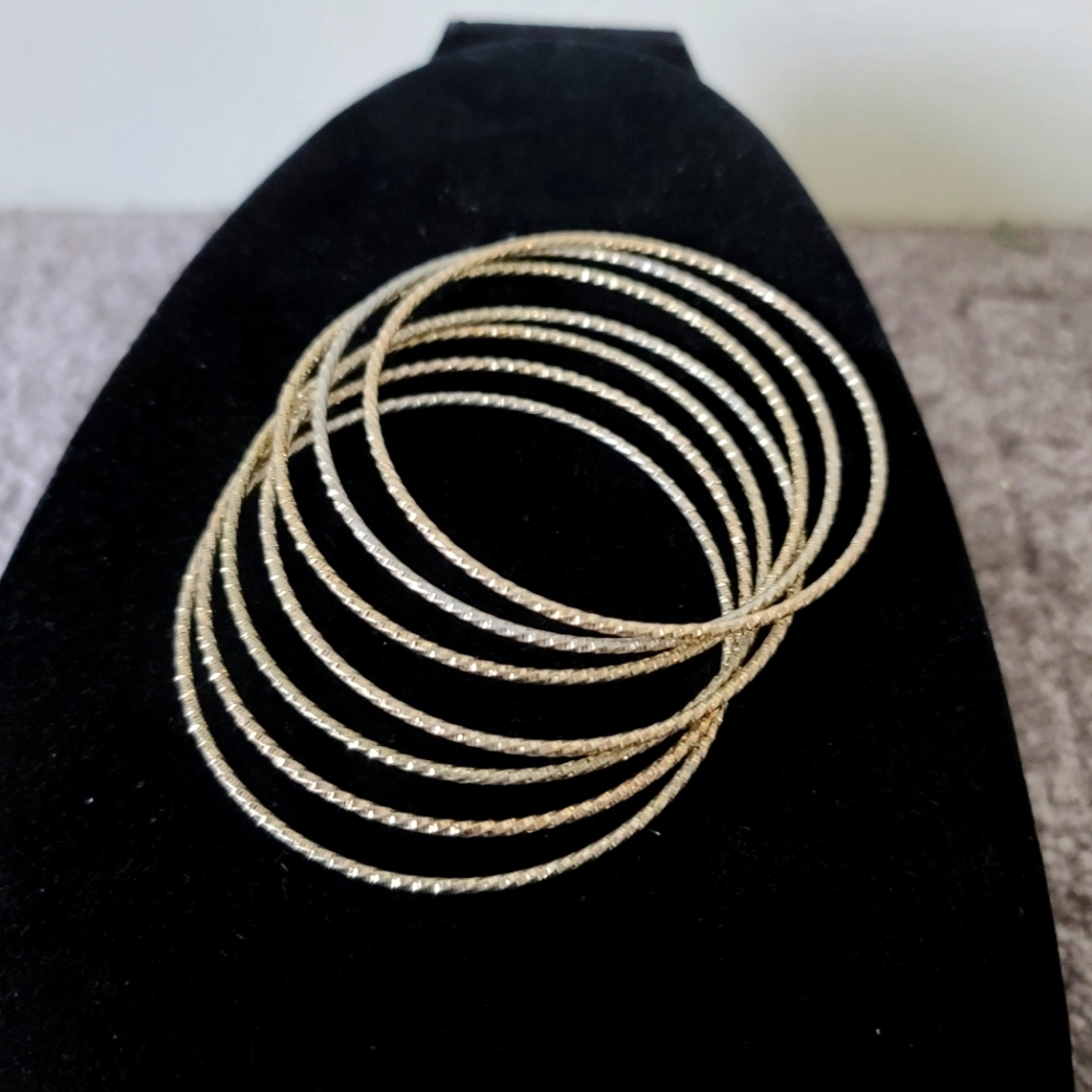Set of 7 bangle bracelets